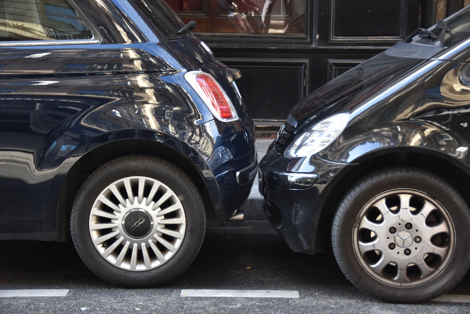 パリの駐車でバンパーが当たっているクルマ 〜 画像14