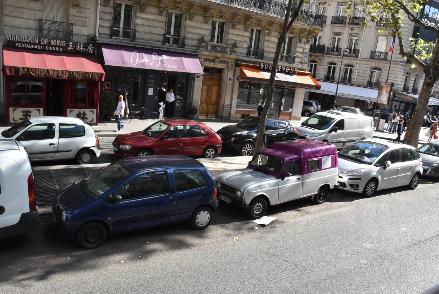 縦列駐車で溢れるパリの街並み 〜 画像7