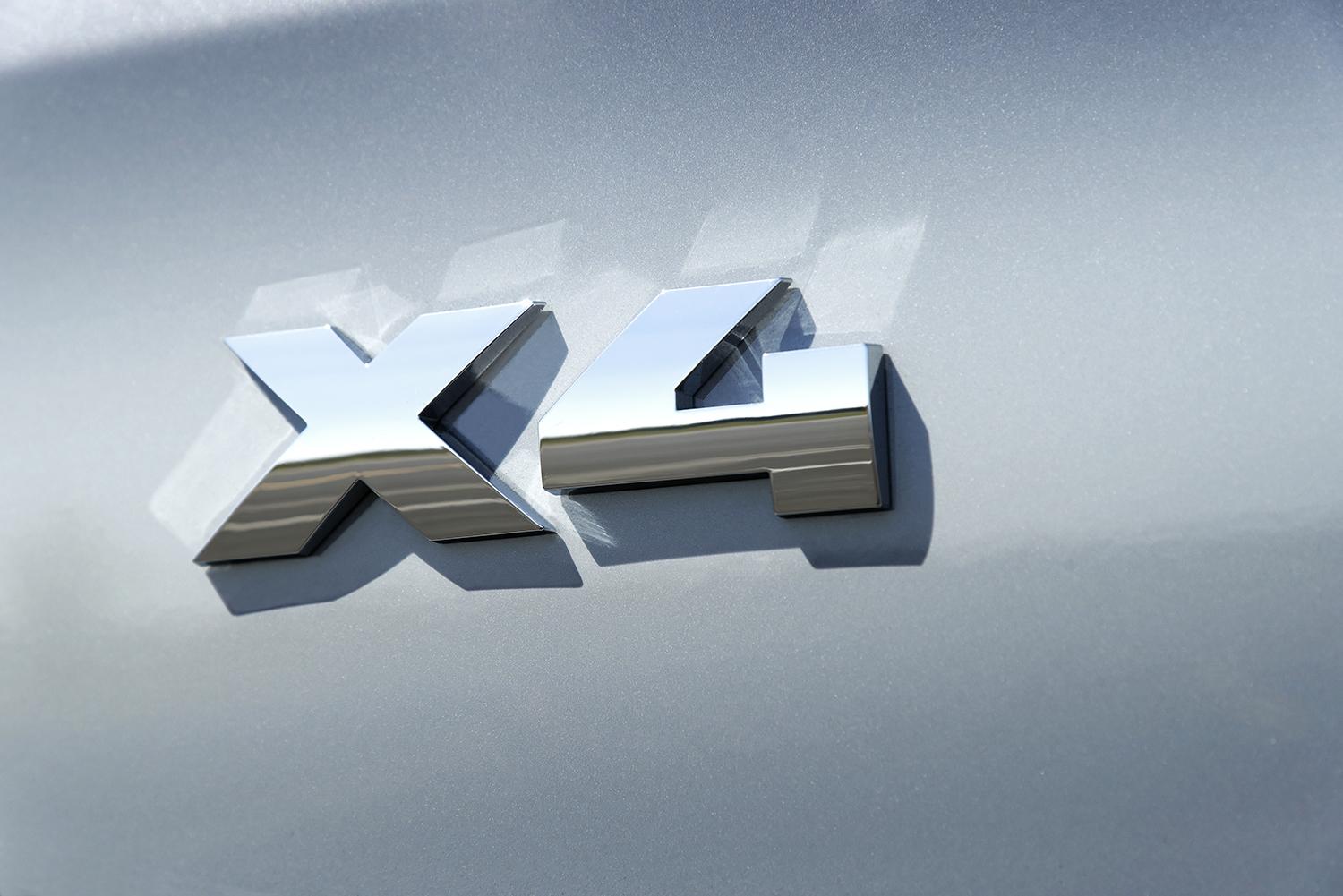 BMW X4の車名エンブレム 〜 画像7
