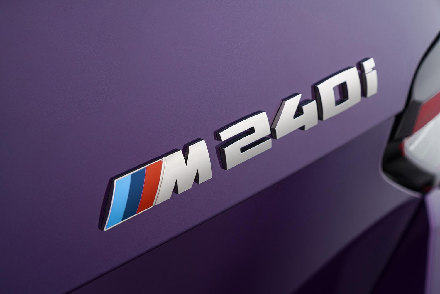 BMW ２シリーズ Mパフォーマンスの車名エンブレム