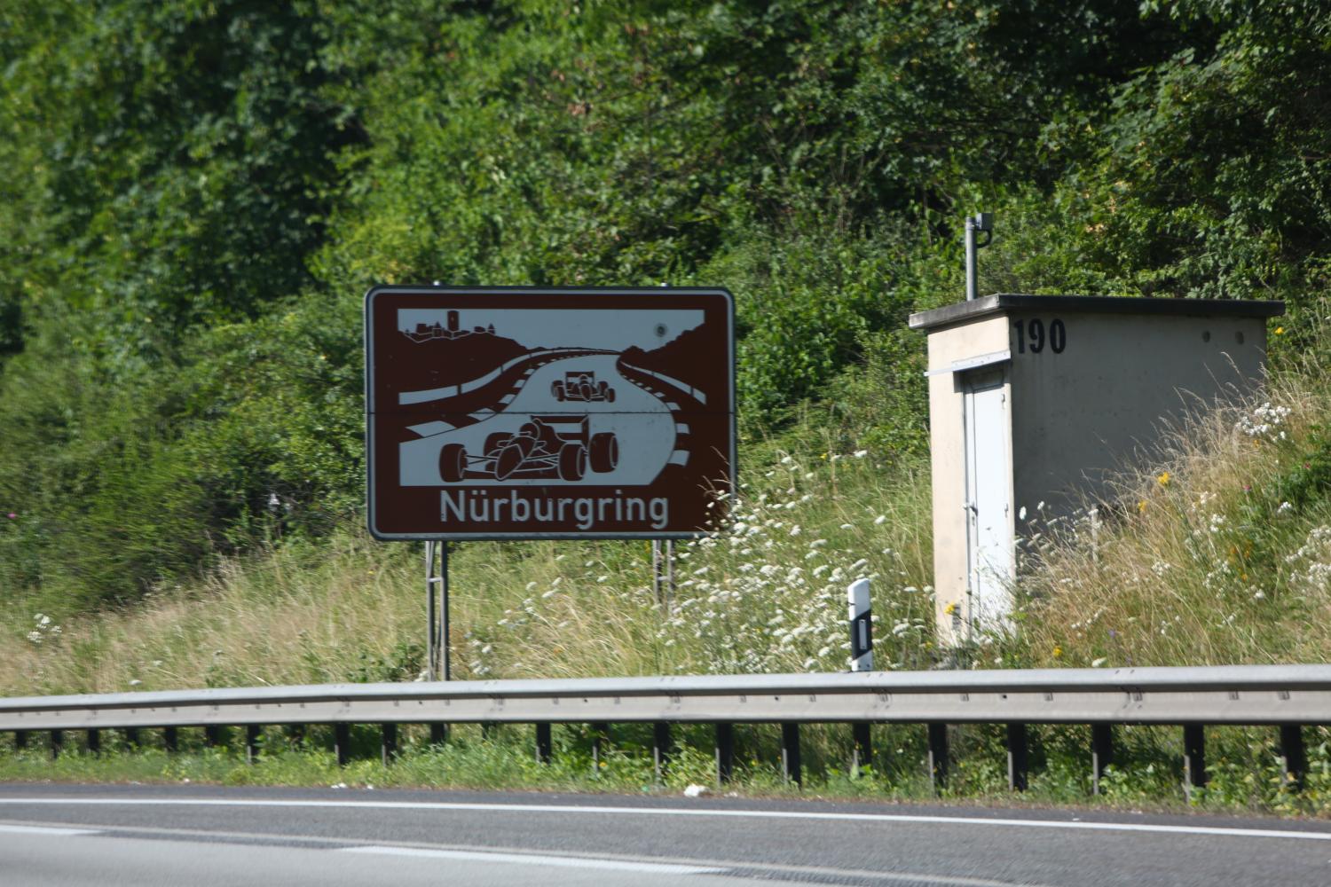 高速道路のニュルを示す標識