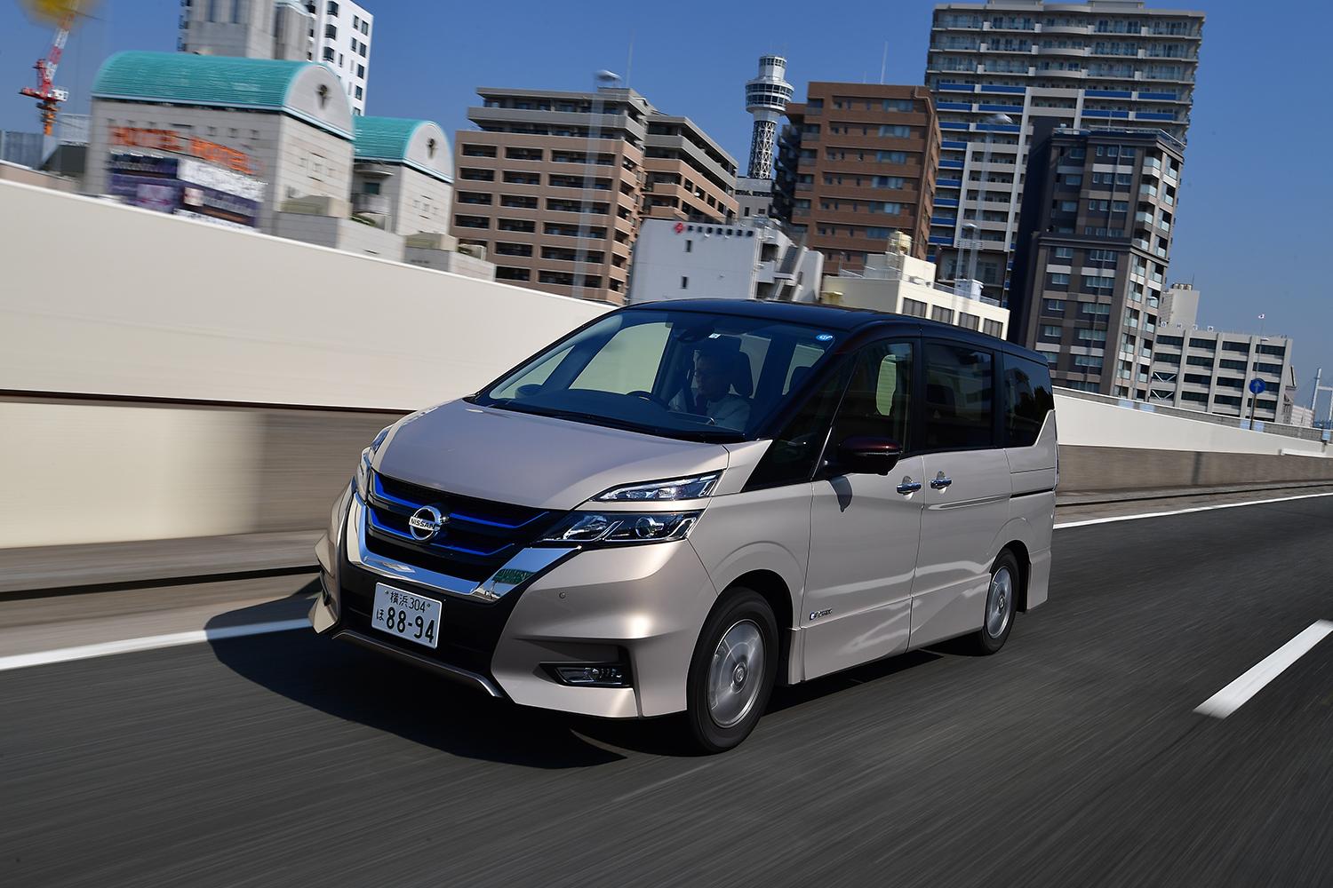 日産セレナの走行シーン 〜 画像14