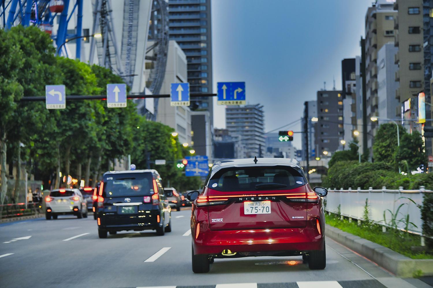 日産ノート オーラの市街地走行シーン 〜 画像13