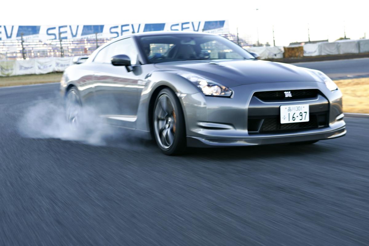 クルマのタイヤの空転やブレーキロックで上がる白煙 当たり前のように思える煙の 正体 と 白い 理由 自動車情報 ニュース Web Cartop