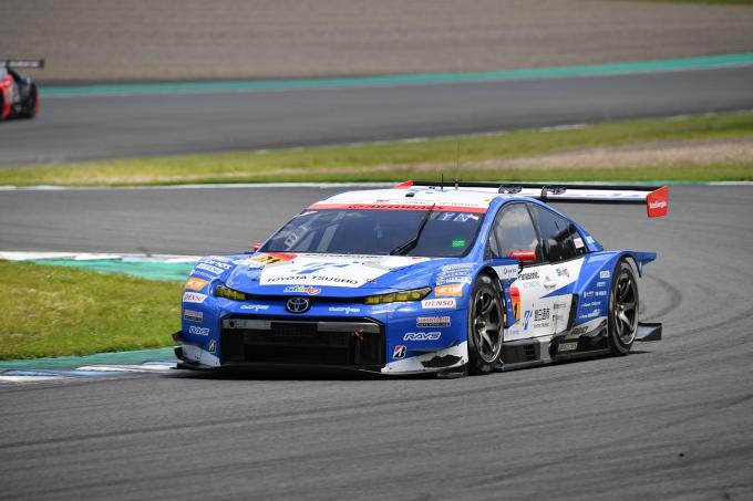 世界で唯一のハイブリッドGTカー! 日本最高峰のレースをあえて純エコカーの「プリウス」で闘う理由とは