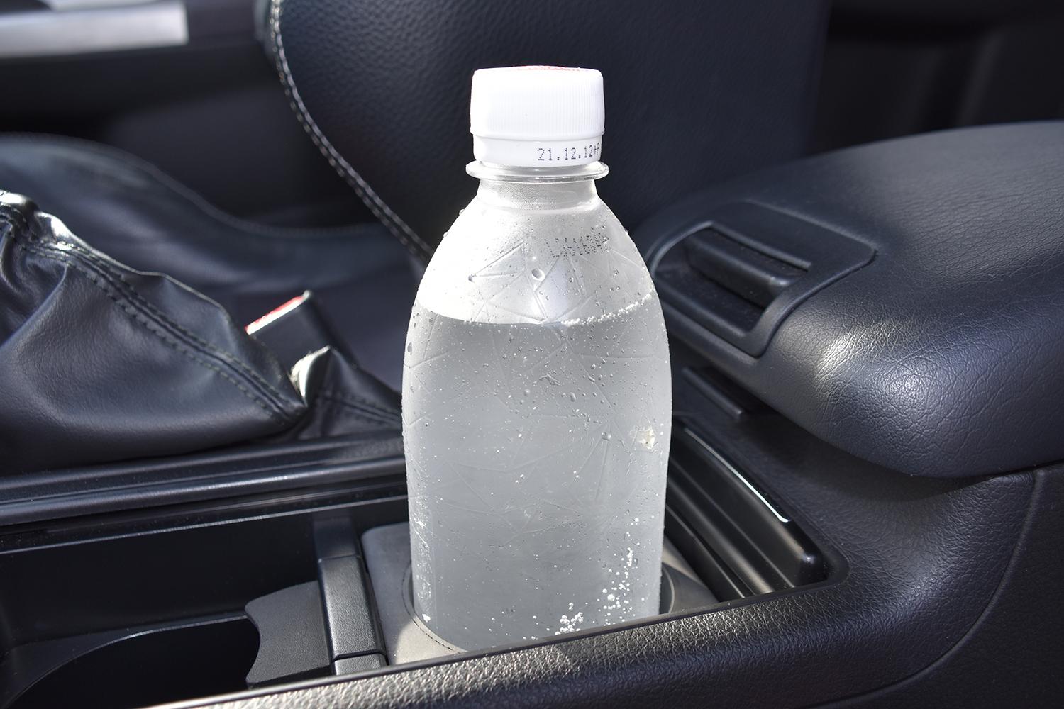 車内の炭酸水のイメージ