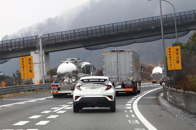 大型トラックの右側車線走行を マナー違反 と決めつけるのは早計 右側じゃなきゃ いけない 推奨 のケースとは Web Cartop Goo ニュース