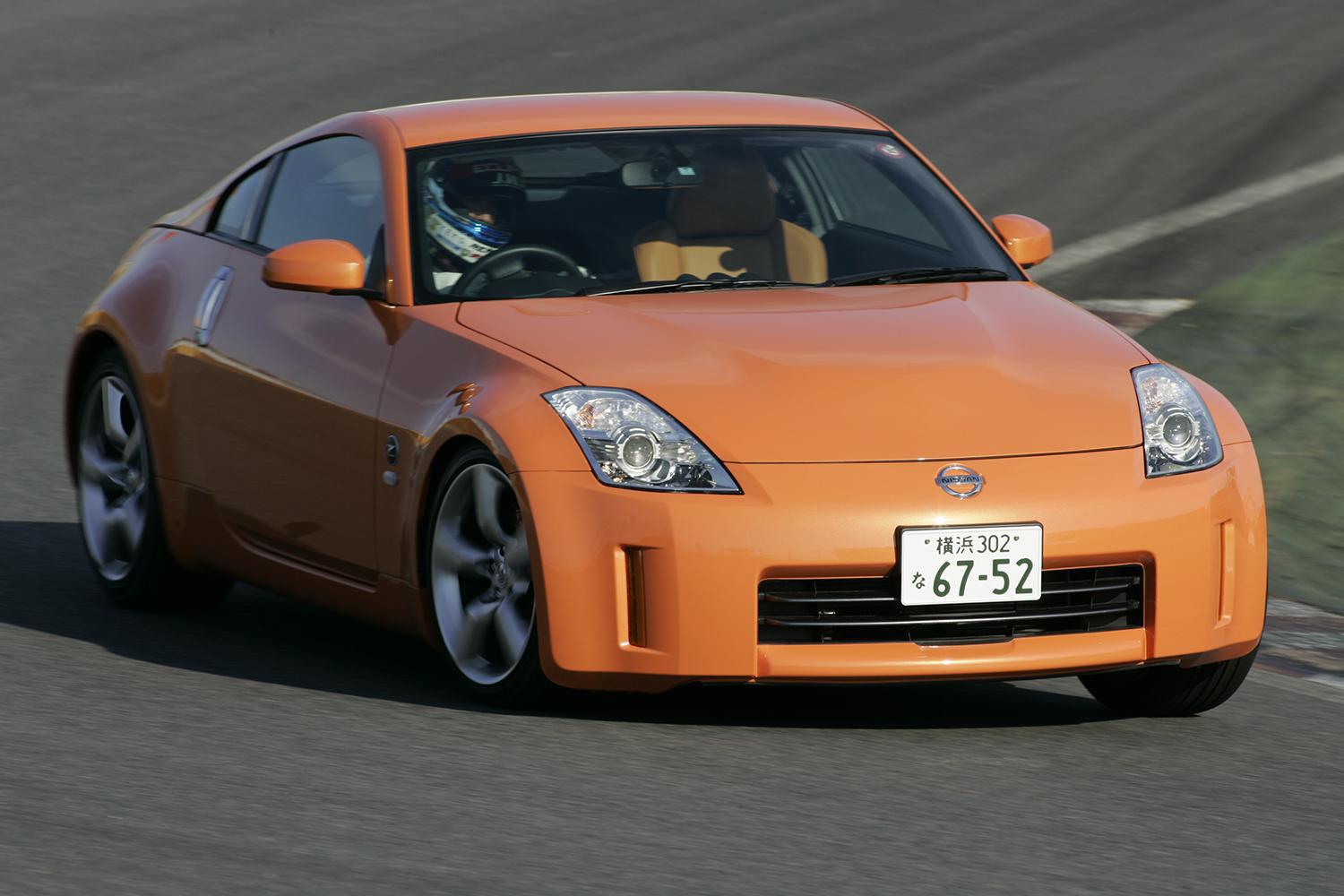 Z33型日産フェアレディZの走行シーン