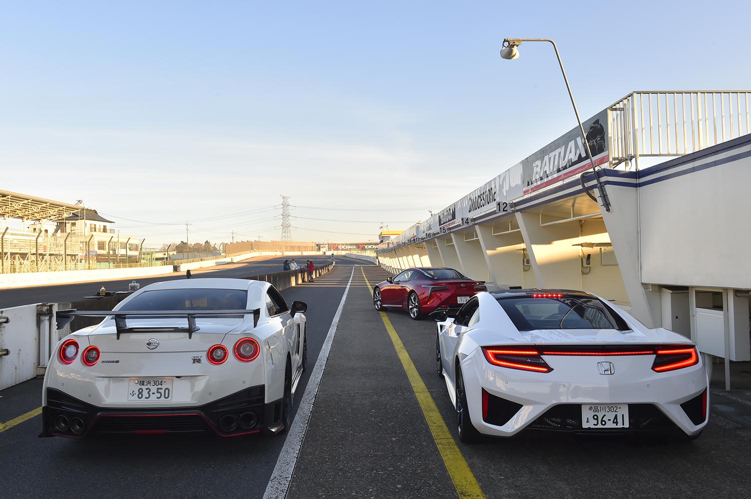 筑波サーキットのピットに並ぶ日産GT-RとホンダNSX