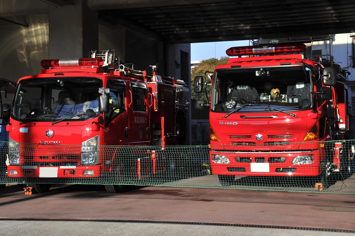 消防署に停車する消防車 〜 画像3