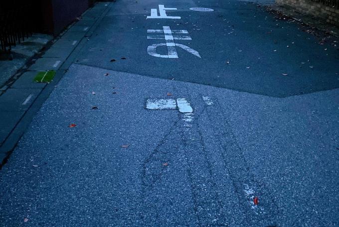 よくある消えかかった 止まれ の文字 見えずに 一時停止を怠っても 違反になるのか 自動車情報 ニュース Web Cartop よくある消えかかった 止まれ の文字 見えずに 一時停止を怠っても 違反になるのか 自動車情報 ニュース Web Cartop