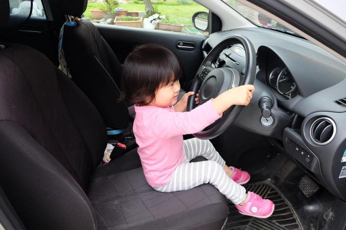 絶対にあってはならない子供の車内閉じ込め事故 それでも万が一のために 子供 に教えておくべきこととは 自動車情報 ニュース Web Cartop