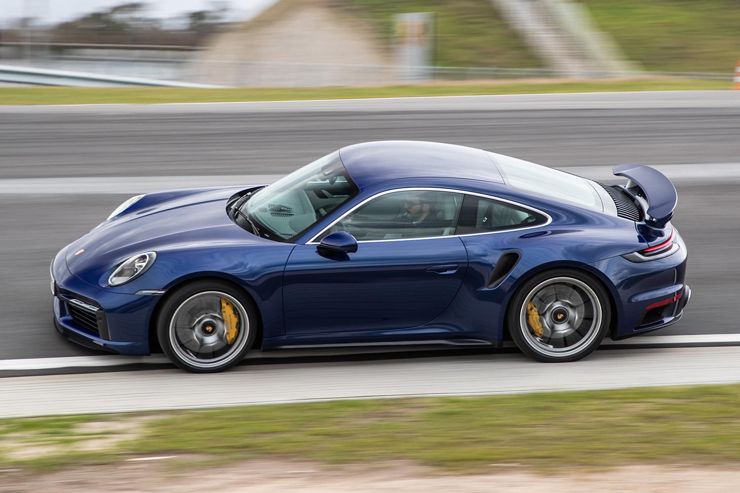 ポルシェ911ターボSの走行シーン