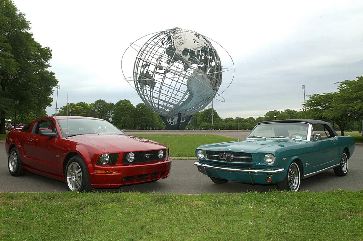 初代と5代目フォード・マスタングの２ショット