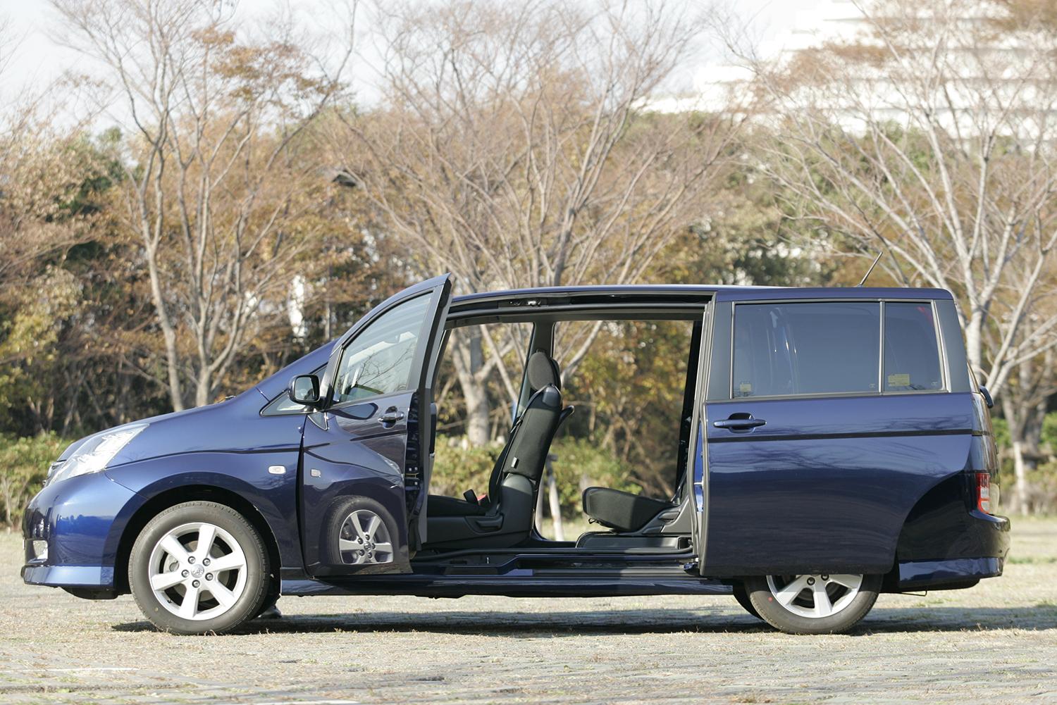 トヨタ・アイシスの左側開口部 〜 画像46