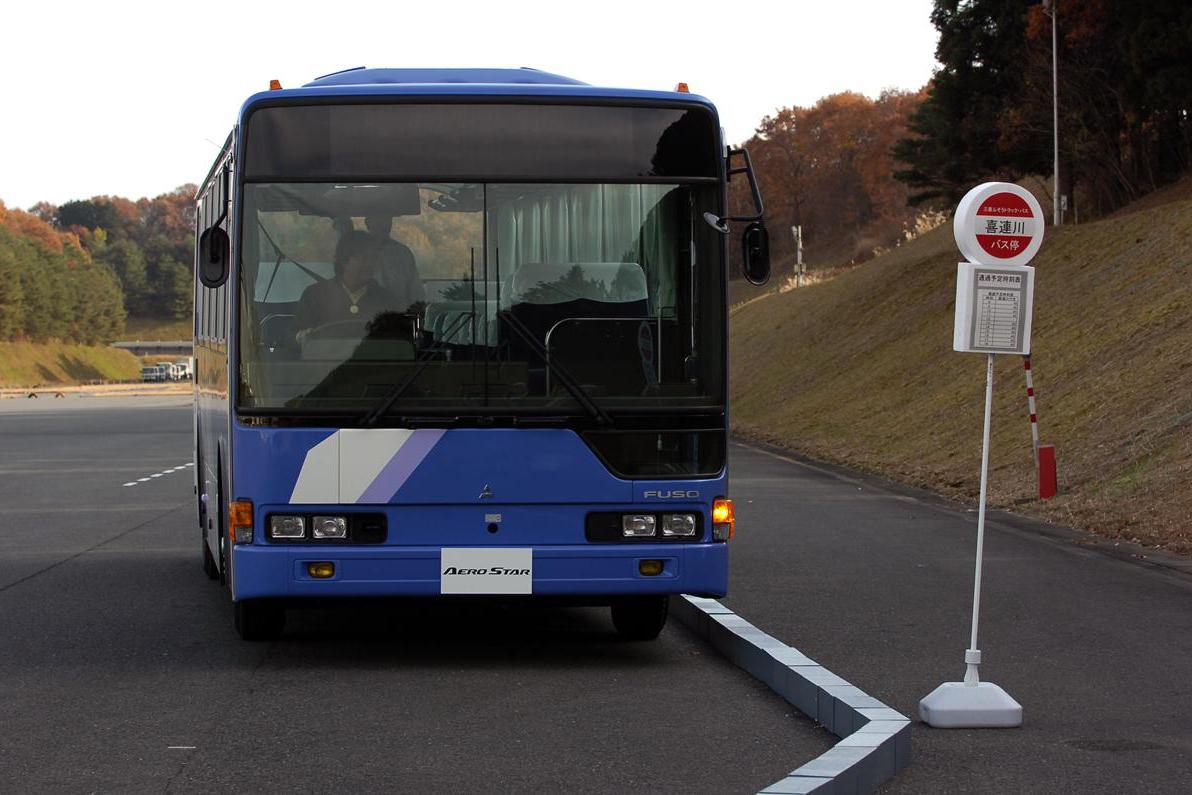 バス停で止まるバスのイメージ