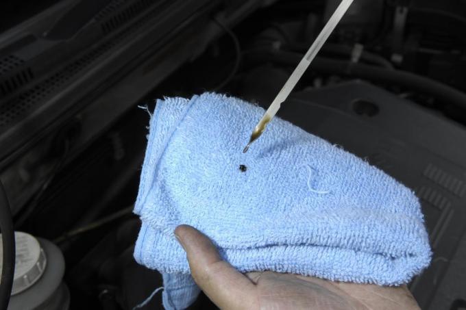 古くなったエンジンオイルは真っ黒に汚れる! そもそも「黒いモノ」の正体とは?