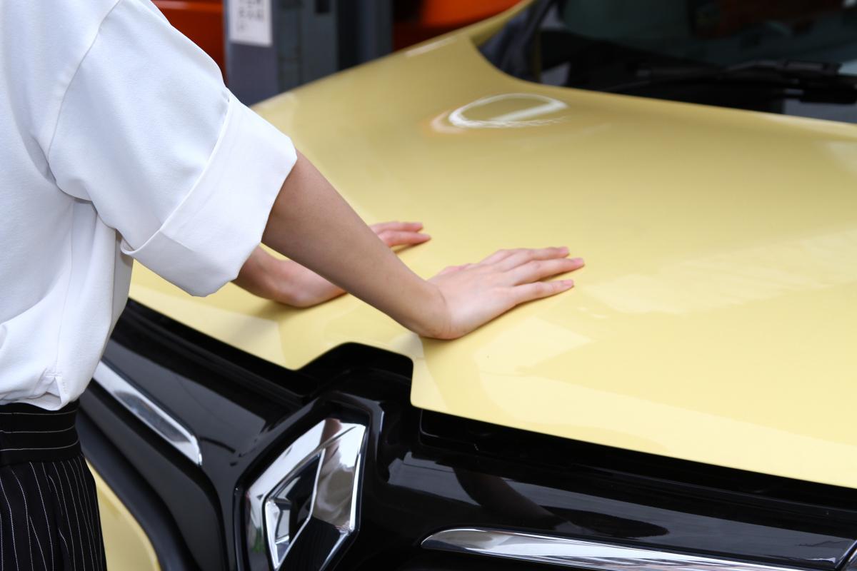 愛車と記念撮影する際、ポージングによって車両にダメージがかかることはないのか