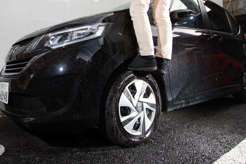 愛車と記念撮影する際、ポージングによって車両にダメージがかかることはないのか