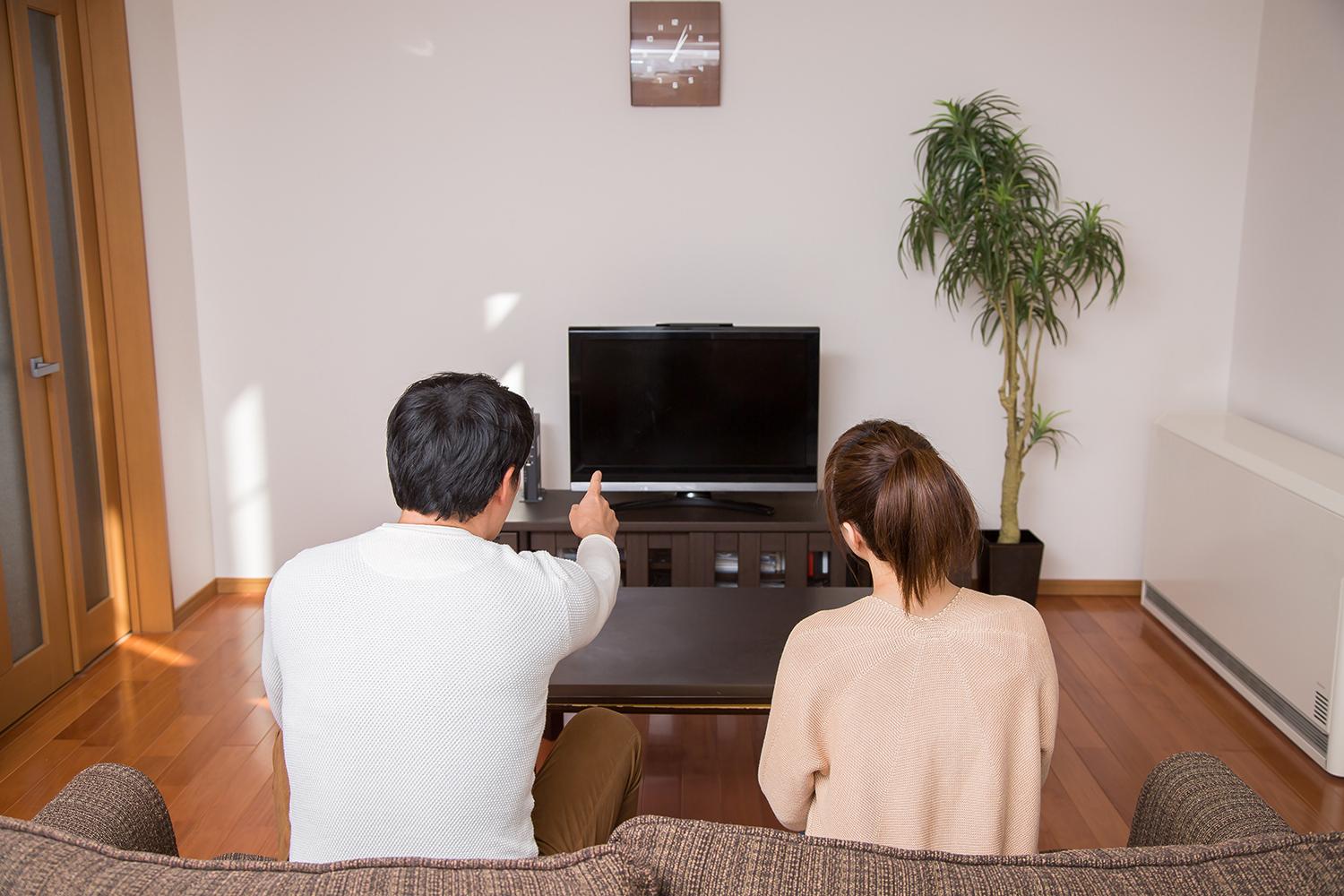 テレビを見るカップルのイメージ 〜 画像4