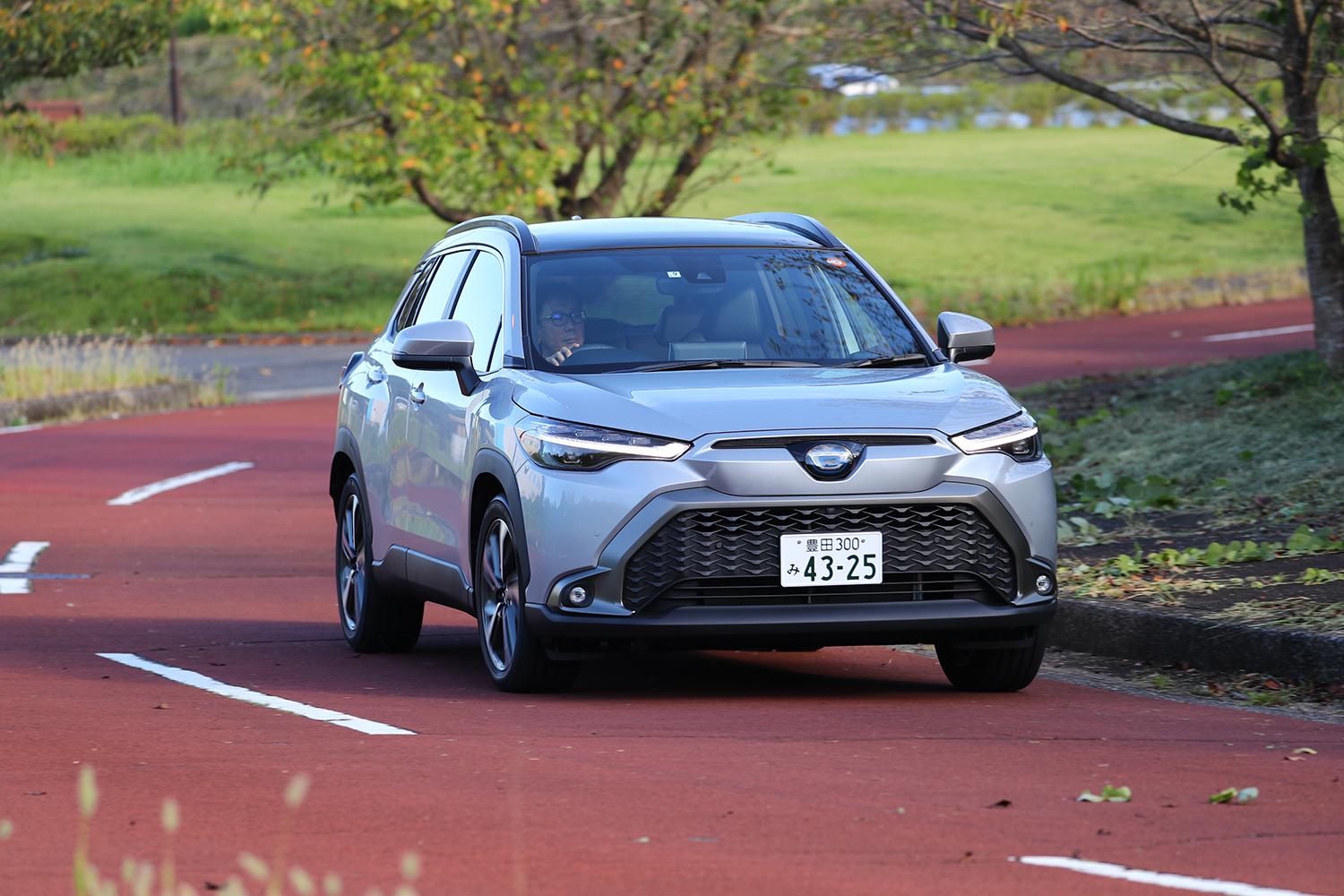 カローラクロスのハイブリッドモデル走行シーン