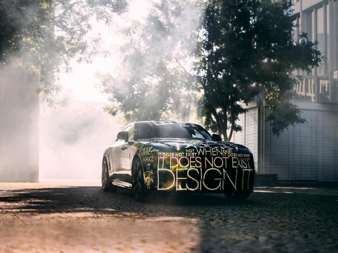 ロールス・ロイスが騒音や不快感のない最高のクルマとして電気自動車の公道テストを開始！　新型車「スペクター」は2023年に発売予定