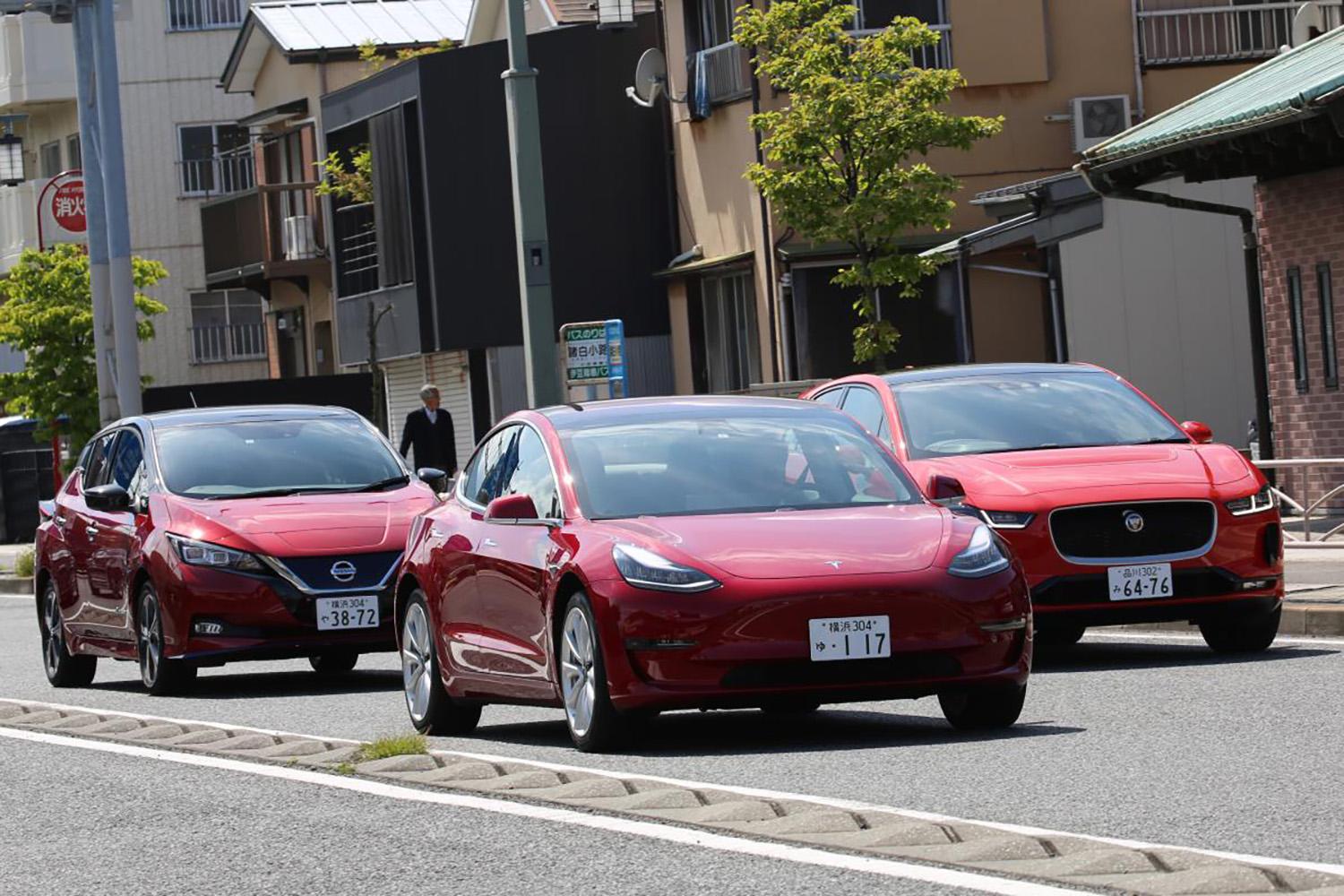 街中を走行する電気自動車のイメージ