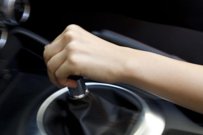 画像ギャラリー Mt車の駐車で入れておくギヤは 何速 が正解 同時に必須だけど ほとんどの人がやらない こととは 画像7 自動車情報 ニュース Web Cartop 画像ギャラリー Mt車の駐車で入れておくギヤは 何速 が正解 同時に必須だけど ほとんどの人がやらない こととは 画像7 自動車情報 ニュース Web Cartop