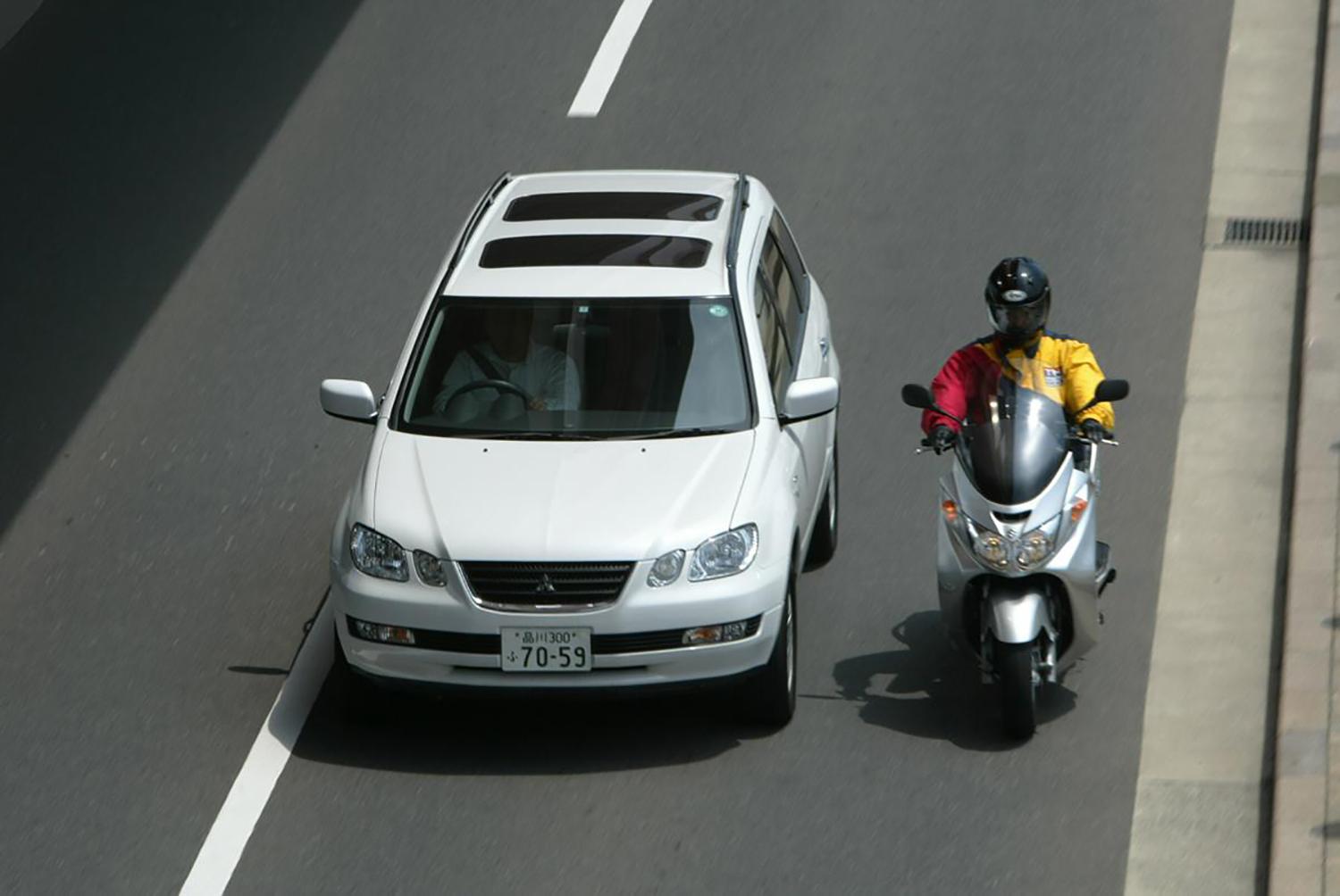 バイクの追い越しのイメージ02 〜 画像4