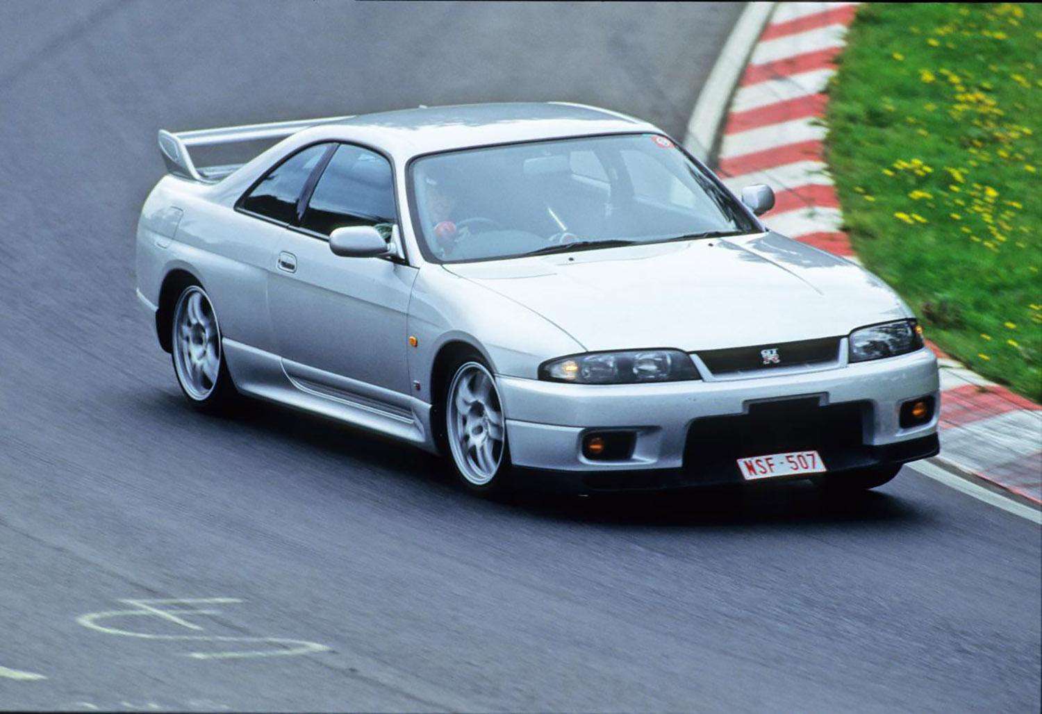 R33型日産スカイラインGT-Rの走行シーン