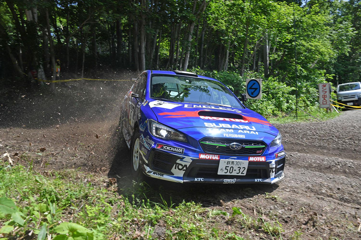 新井敏弘が運転するスバルWRX