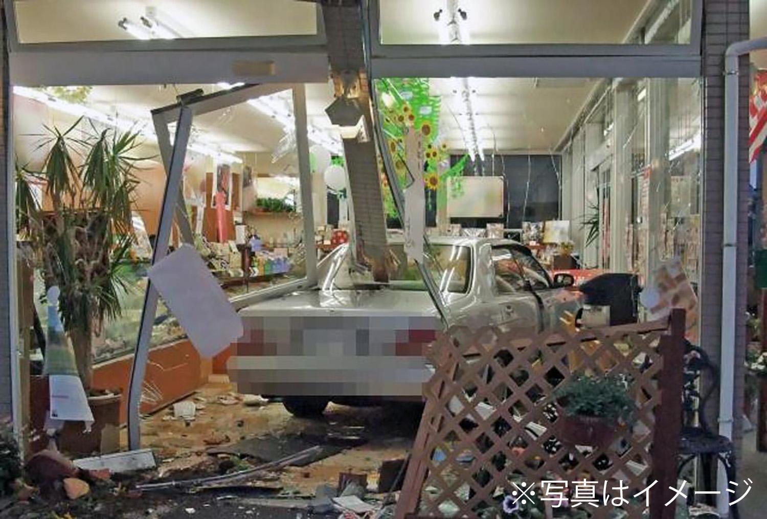 事故で店舗に突入してしまった車両のイメージ 〜 画像2