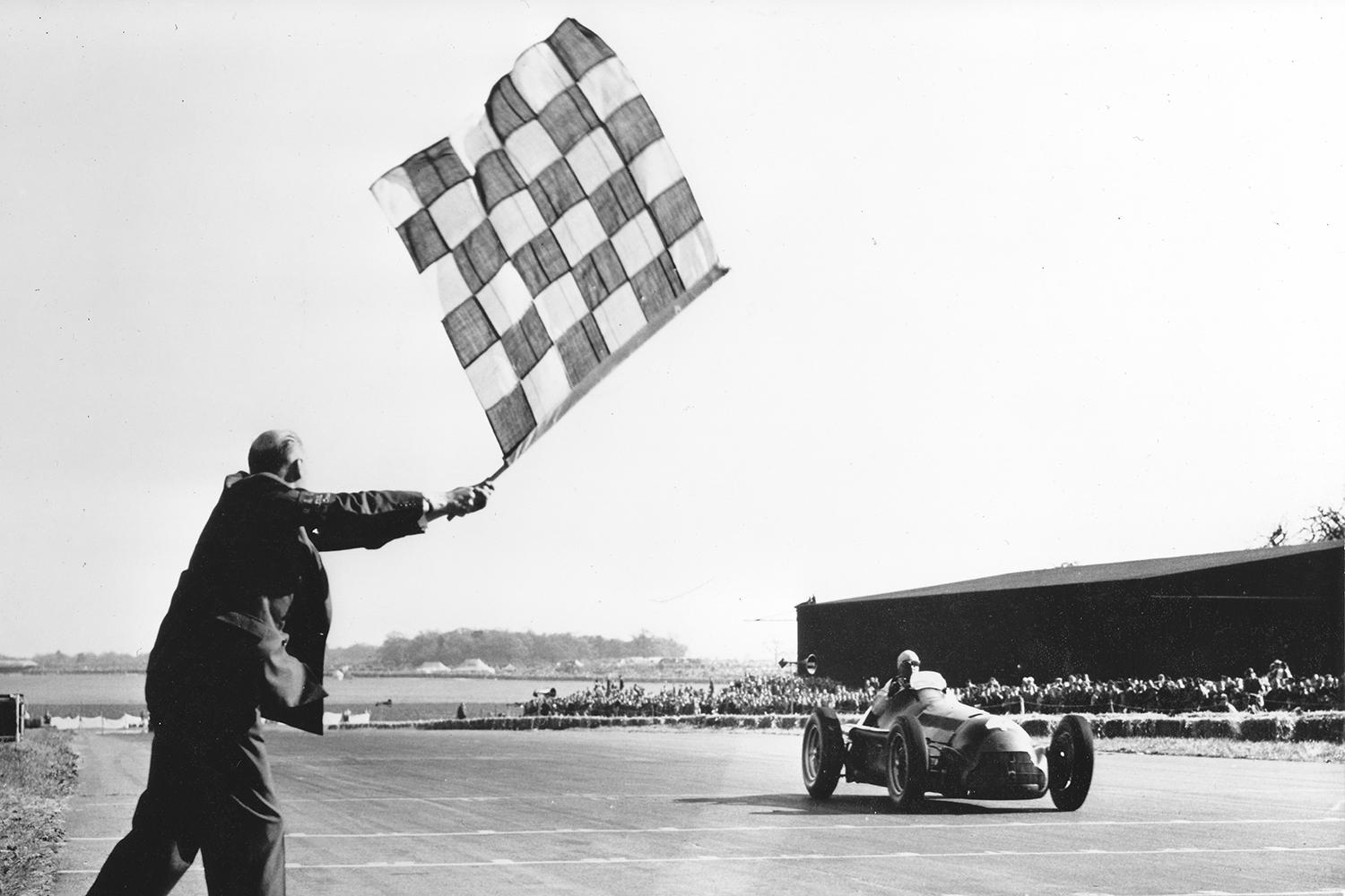 1930年代のF1シーンでトップチェッカーを受けるアルファロメオ・ティーポ158