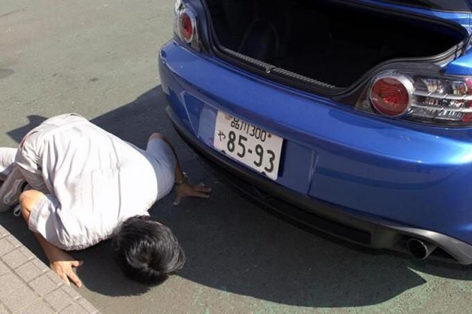 一般人には理解不能 クルマオタクの 横向き土下座 はいったい何をしている 自動車情報 ニュース Web Cartop