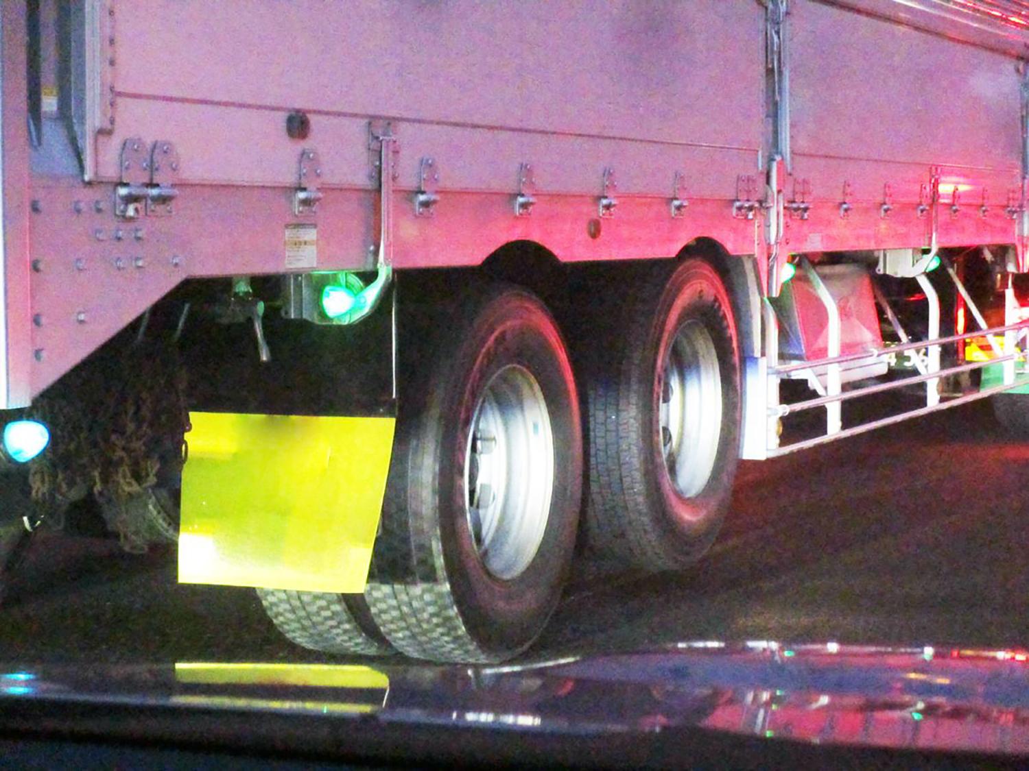 大型トレーラーがタイヤを浮かせて走っていることがあるのはなぜか