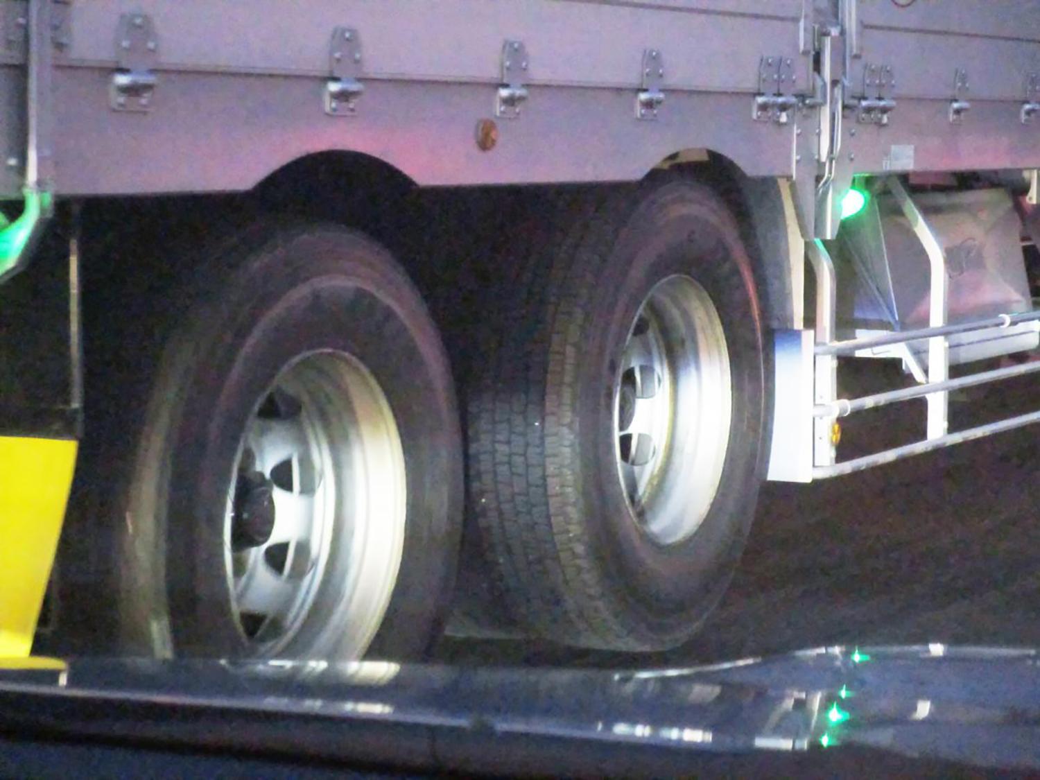 大型トレーラーがタイヤを浮かせて走っていることがあるのはなぜか