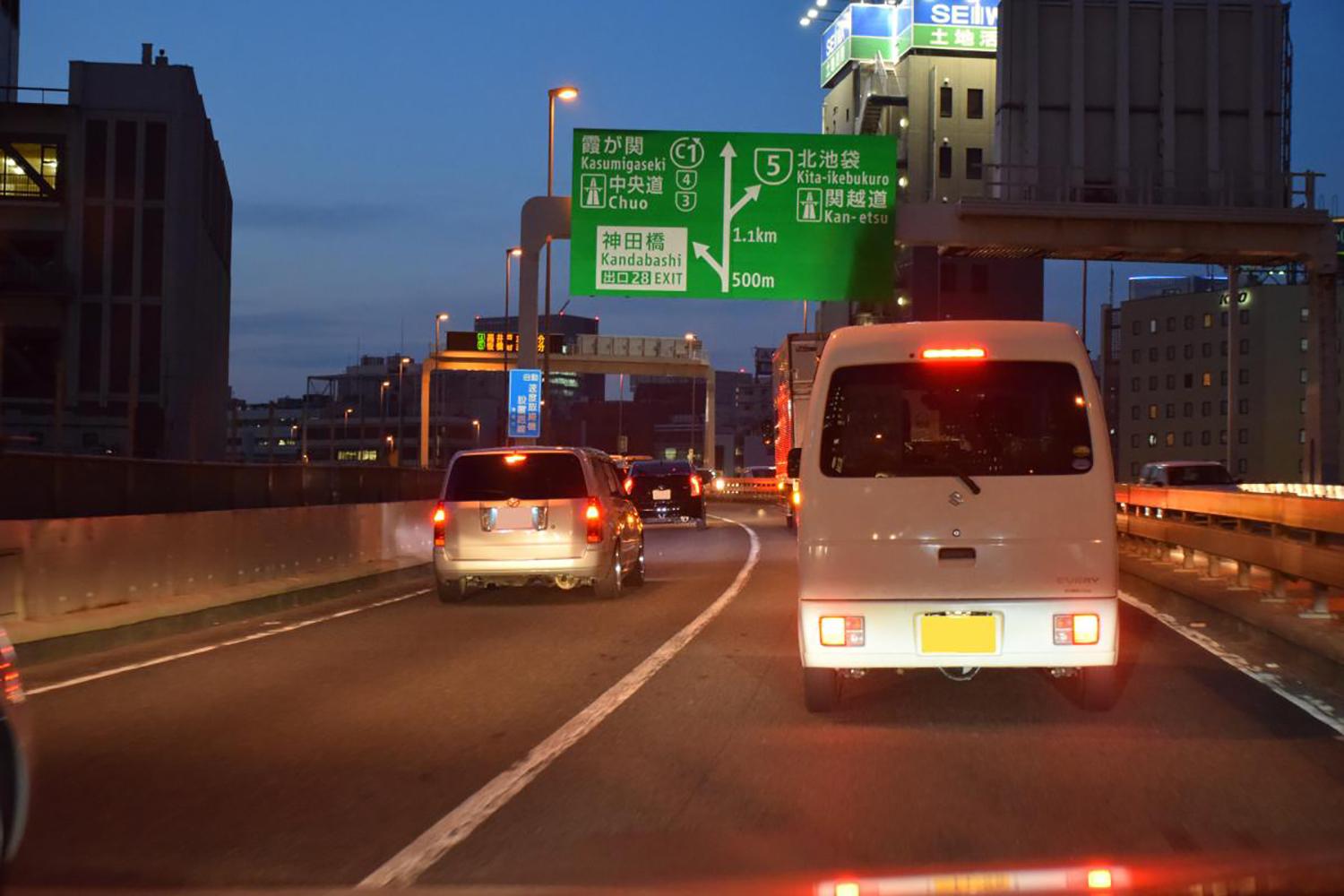 高速道路でハザードランプを点灯するイメージ 〜 画像1