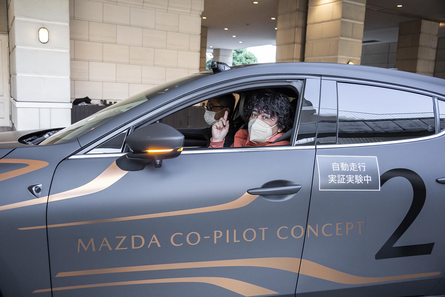 「MAZDA CO-PILOT CONCEPT」を体験する嶋田智之さん