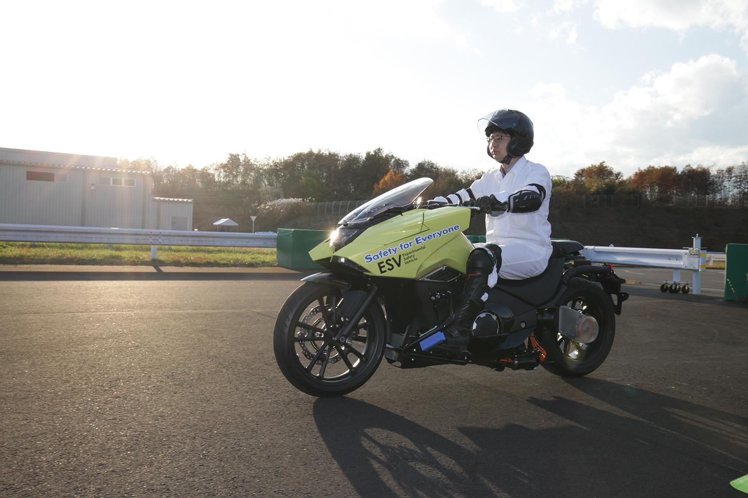 倒れないバイクのデモ走行