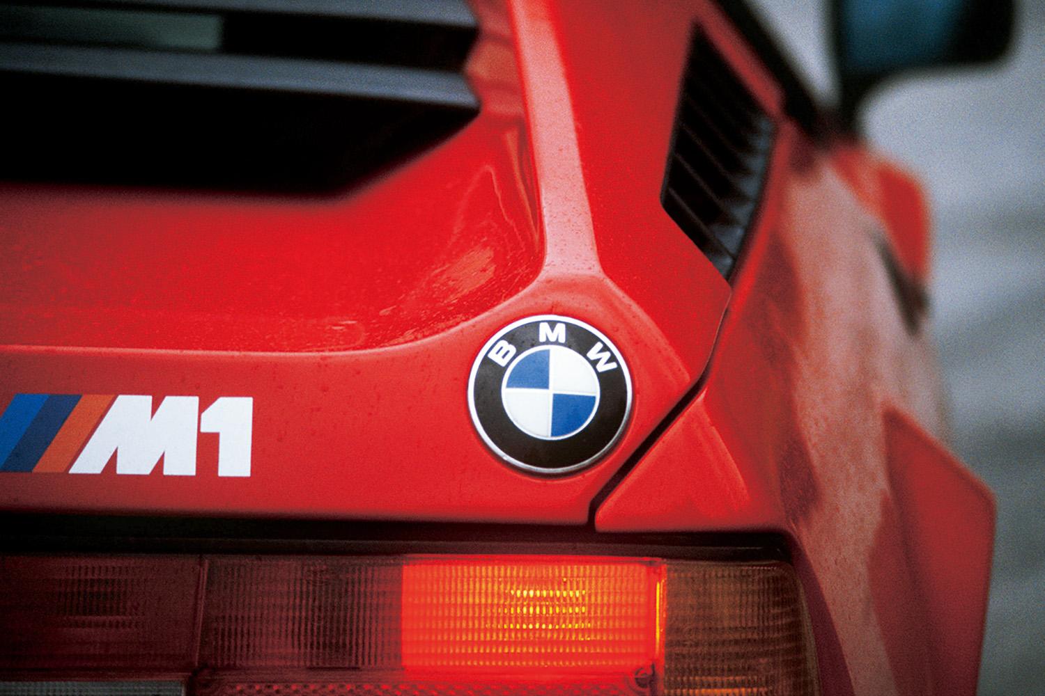 BMW M1のリヤエンブレム 〜 画像6