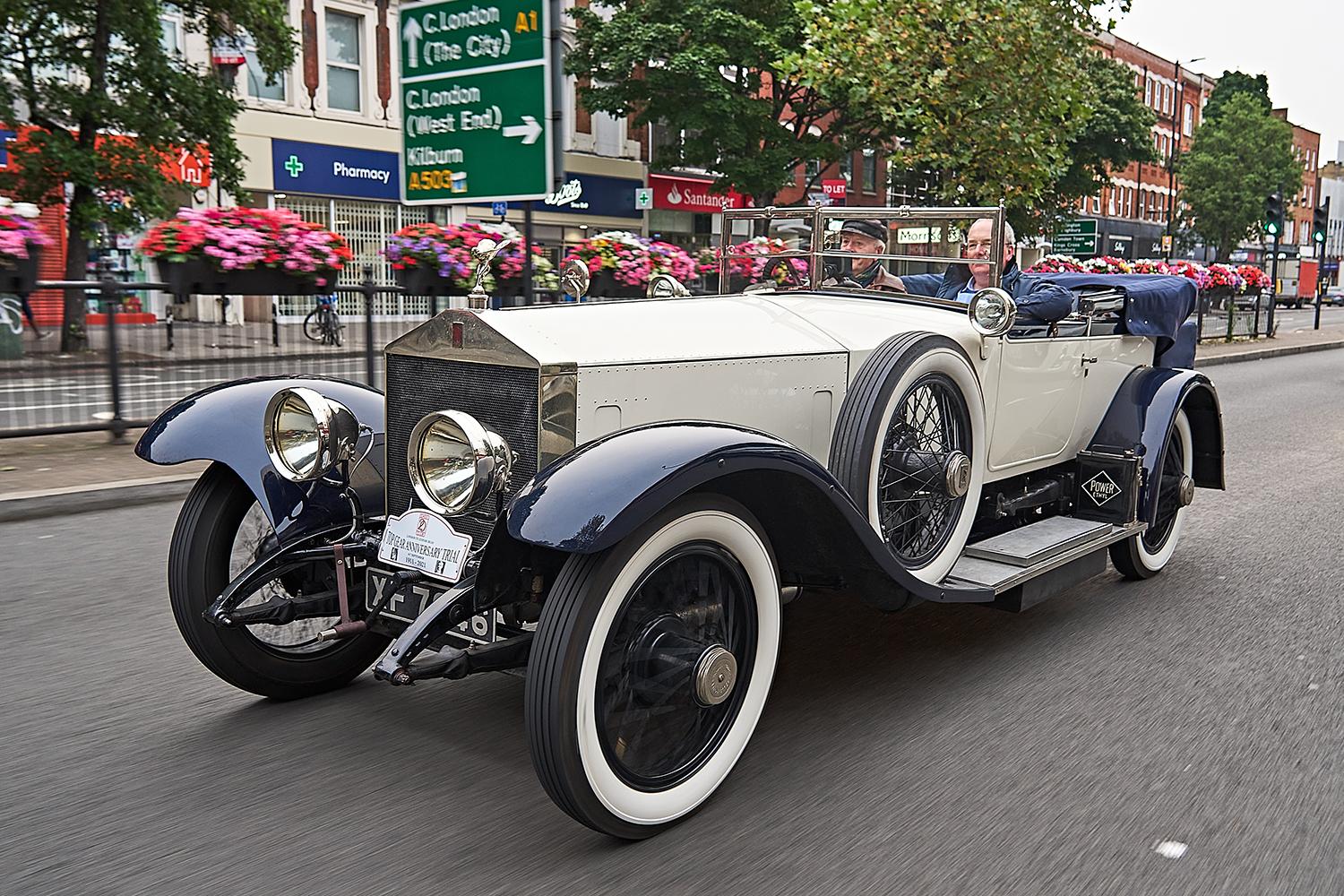 P90436961_highRes_rolls-royce-silver-g