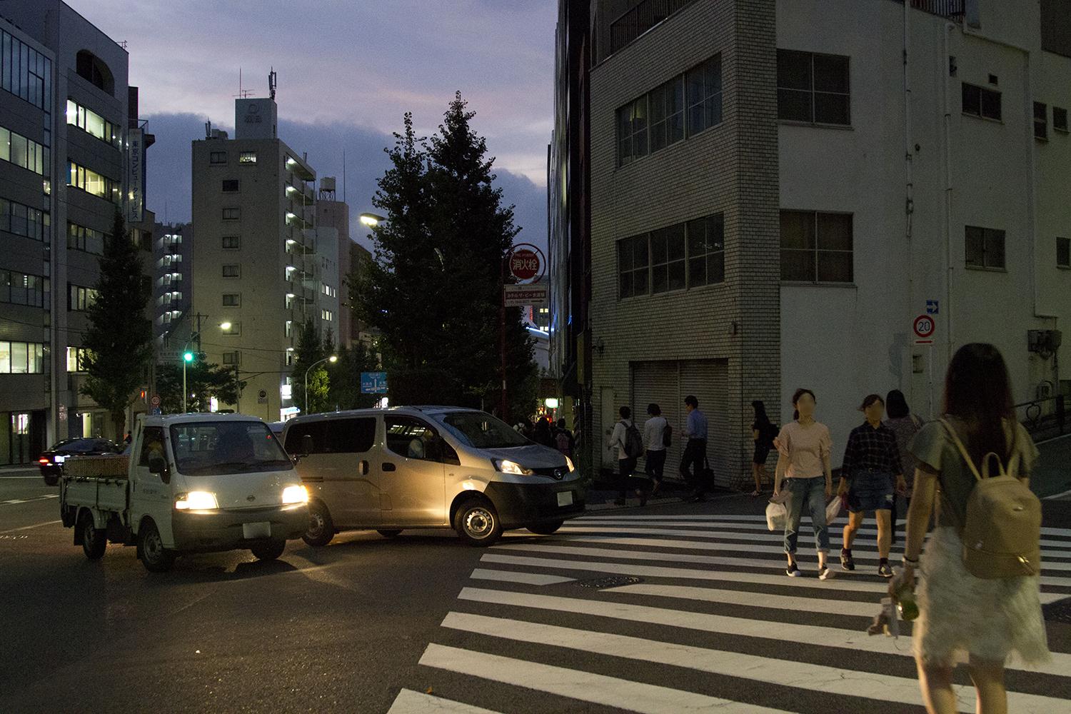 横断歩道の歩行者とクルマ