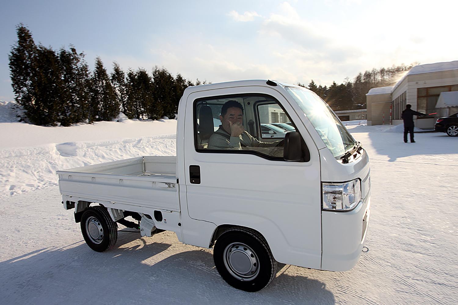 なぜ雪道の軽トラは速いのか