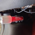 【画像】「発煙筒」ではなく「発炎筒」が正式！　有効期限切れは車検でNGな「赤い筒」の中身 〜 画像1