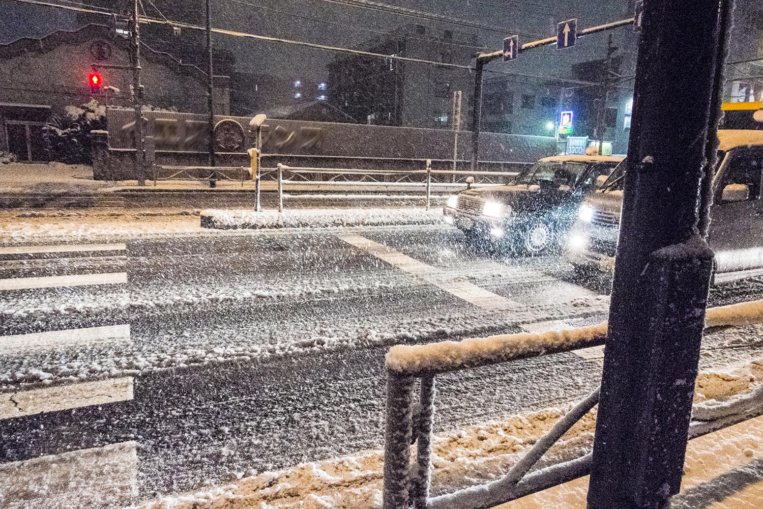 雪の日の横断歩道のイメージ 〜 画像3