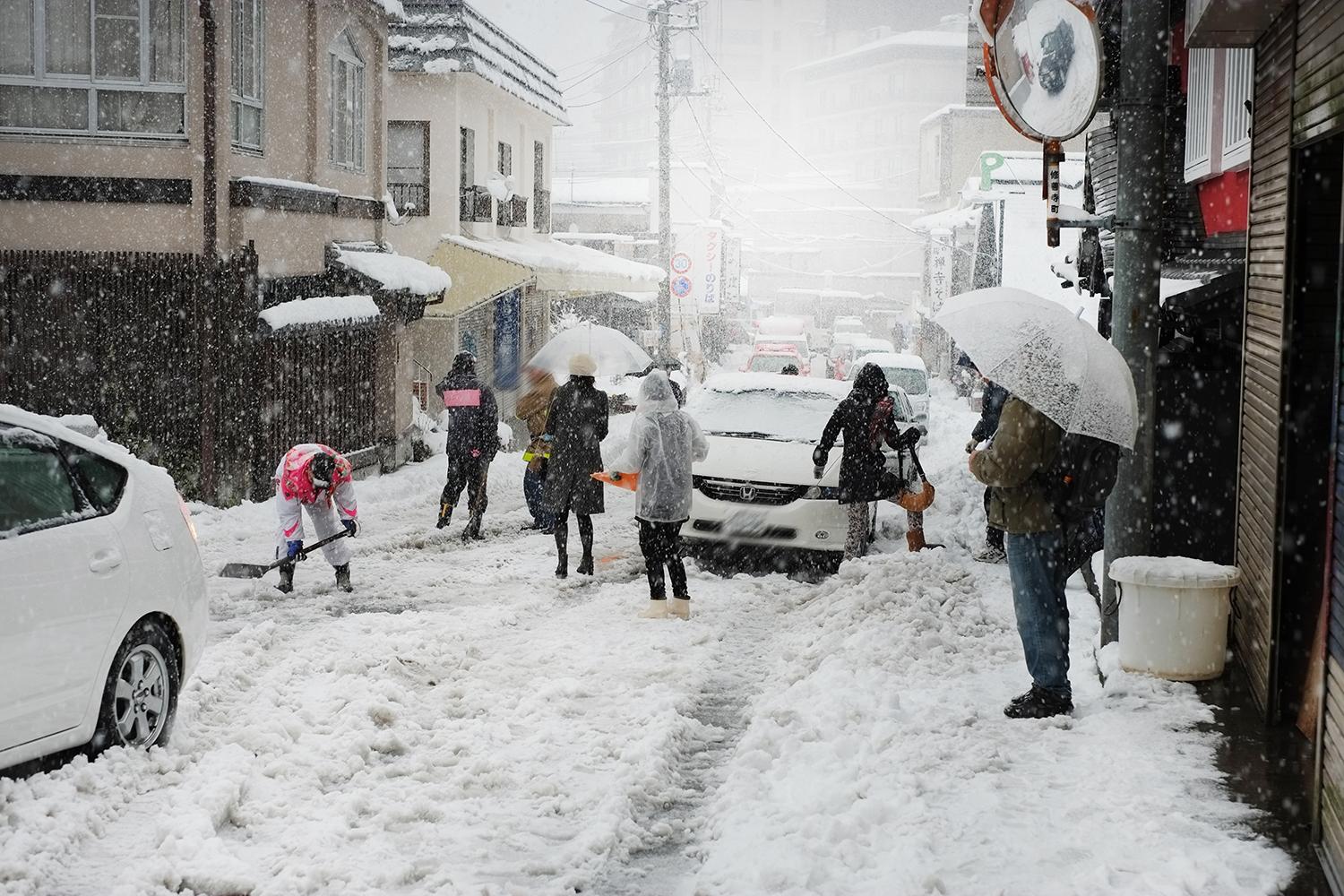 雪で立ち往生しているクルマのイメージ 〜 画像1