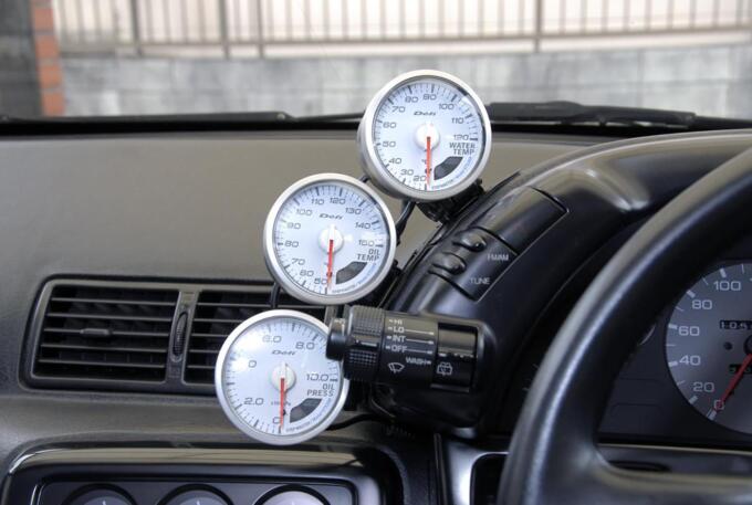 昔は多いほど偉かった 後付けも大流行 いまじゃトンと見かけなくなった 多連装メーター の種類と役割 自動車情報 ニュース Web Cartop