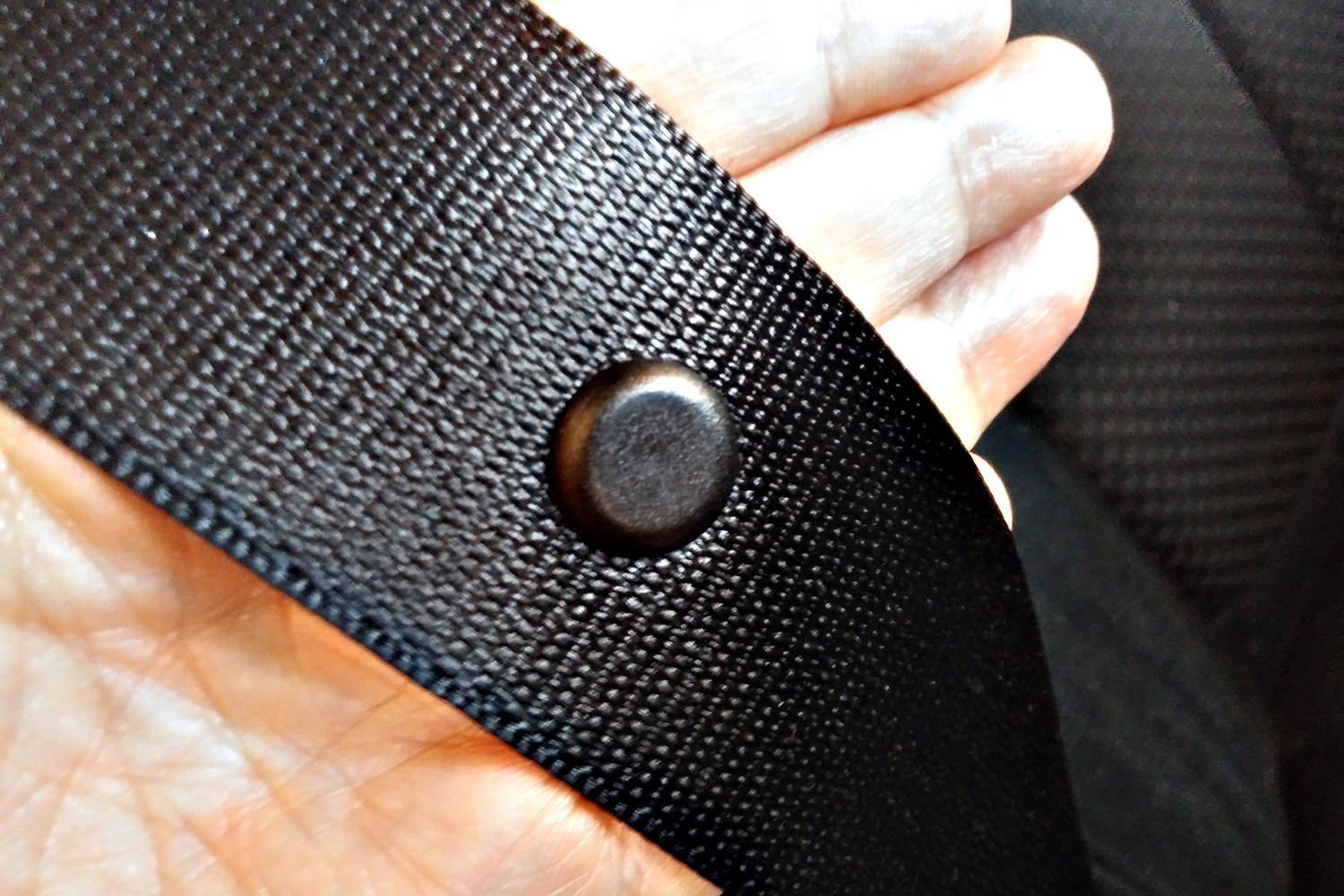 シートベルトに付いているボタンのような丸い樹脂は何？