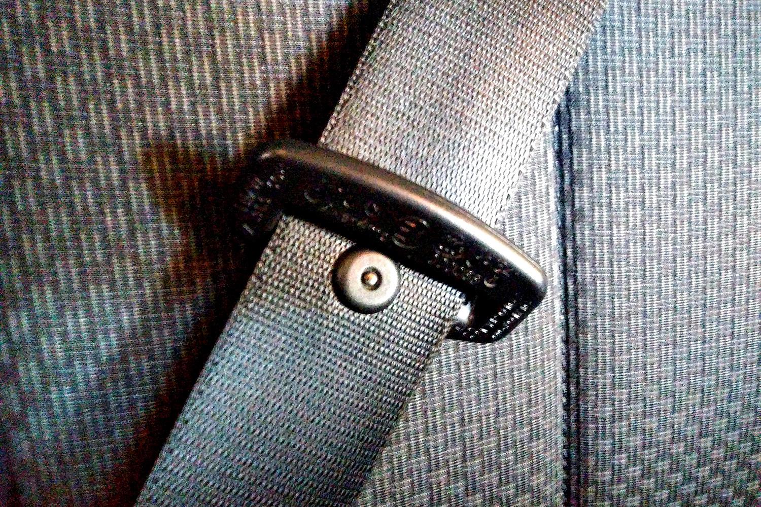 シートベルトに付いているボタンのような丸い樹脂は何？