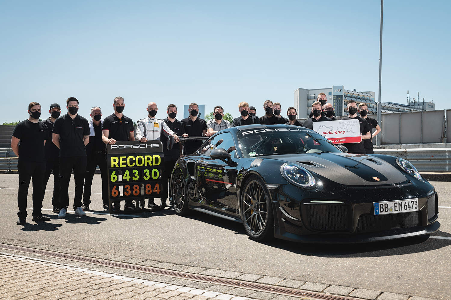 ニュルブルクリンク最速タイムを記録したポルシェ911 GT2 RSとマンタイレーシングのスタッフ 〜 画像1